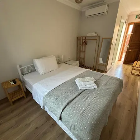 Lokal Ayvalik Guest Hotel Eskiomerler