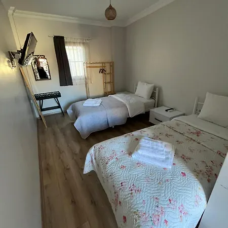 Lokal Ayvalik Guest Hotel Eskiomerler