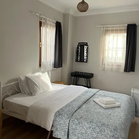 Lokal Ayvalik Guest Отель *