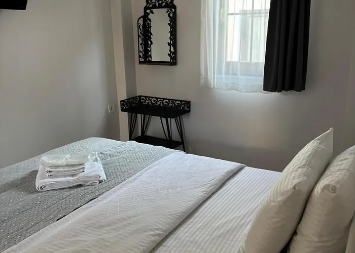 Lokal Ayvalik Guest Hotel Eskiomerler