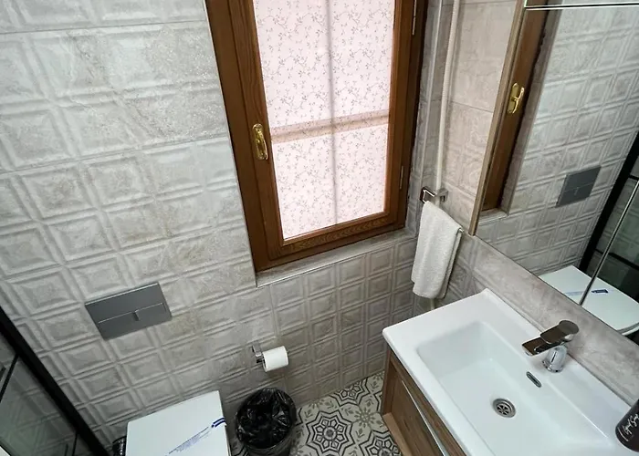 Lokal Ayvalik Guest Eskiomerler